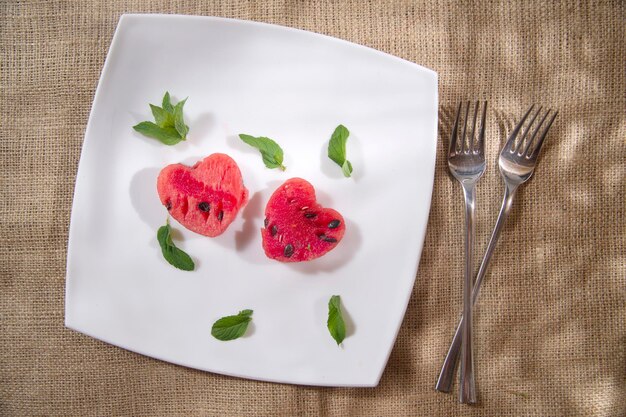 Kolacja przy świecach z daniem głównym